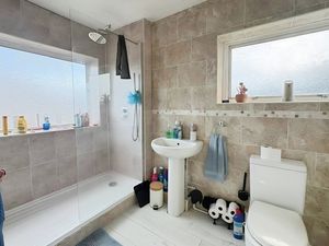 Shower room- click for photo gallery